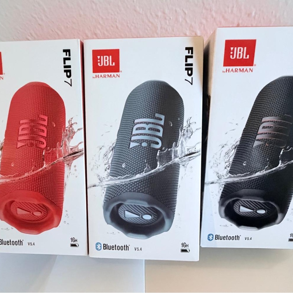 JBL Flip 7 Speaker in Vibrant Red and Classic Black